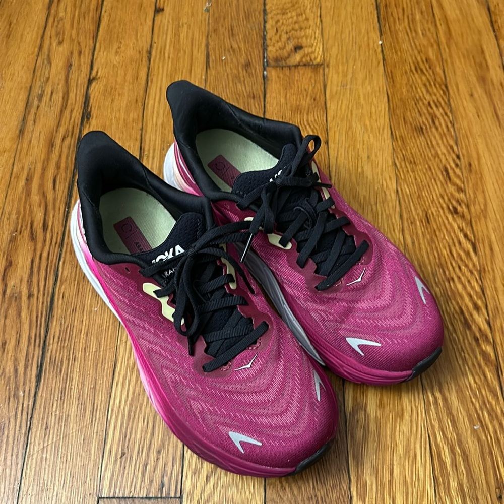 Women’s sz 8B Hoka Arahi 6